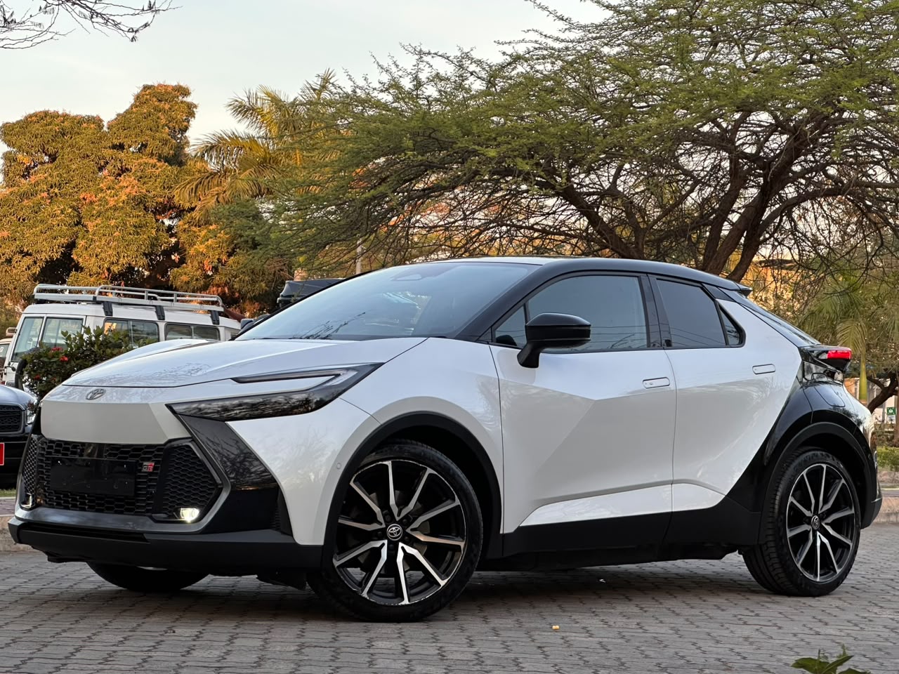 TOYOTA C-HR GR SPORT thumbnail 3